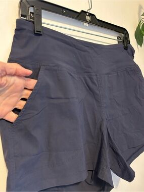 Mountain Hardwear Deep Navy Athletic Shorts with Back Pockets - Medium